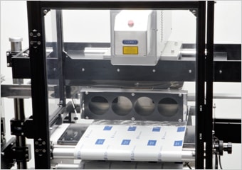 CO2レーザーマーカーLinx CSL30/60 用途事例（多列包装機への組み込み）